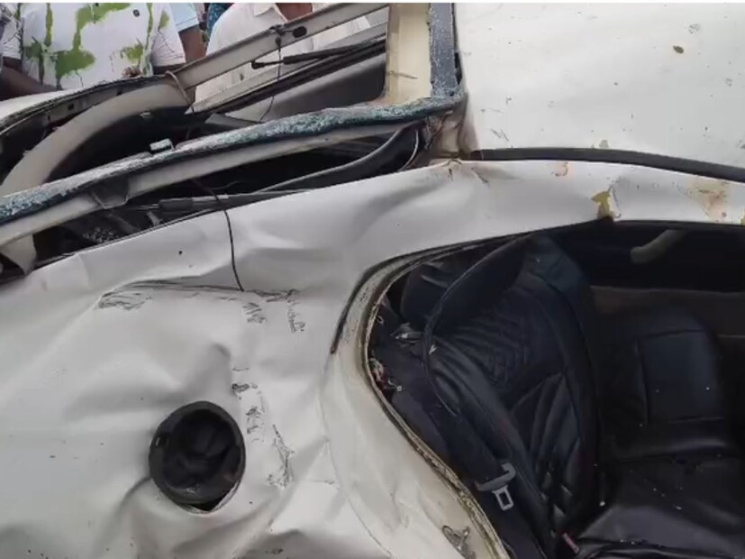 अपघाताची माहिती पोलिसांना मिळाल्यानंतर ग्रामस्थांच्या मदतीनं त्यांनी तातडीनं जखमींना रुग्णालयात उपचारासाठी पाठवलं. मिळालेल्या प्राथमिक माहितीनुसार स्कोडा डिव्हायडरला धडकल्यानंतर कार भरधाव वेगात समोरून येणाऱ्या ट्रकला धडकल्याने हा अपघात घडला. 