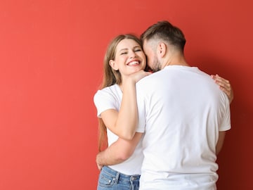 विवाहित पुरुषांकडे तरुण मुली का आकर्षीत होतात? तज्ज्ञांनी सांगितली 5 कारणं विवाहित पुरुषांकडे तरुण मुली का आकर्षीत होतात? तज्ज्ञांनी सांगितली 5 कारणं