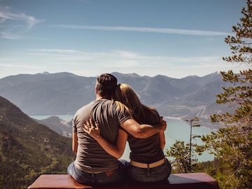 जोडीदार असतानाही दुसऱ्या व्यक्तीबद्दल का वाटतं आकर्षण? जोडीदार असतानाही दुसऱ्या व्यक्तीबद्दल का वाटतं आकर्षण?