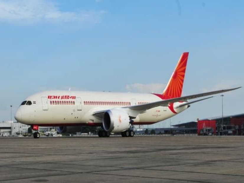 'Aeroplane' हा शब्द ब्रिटिश इंग्रजीमध्ये वापरला जातो. म्हणजेच इंग्लंड, भारत, ऑस्ट्रेलिया आणि इतर कॉमनवेल्थ देशांमध्ये हा शब्द सामान्य आहे.