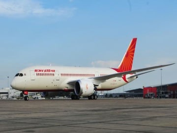 'Aeroplane' हा शब्द ब्रिटिश इंग्रजीमध्ये वापरला जातो. म्हणजेच इंग्लंड, भारत, ऑस्ट्रेलिया आणि इतर कॉमनवेल्थ देशांमध्ये हा शब्द सामान्य आहे. 'Aeroplane' हा शब्द ब्रिटिश इंग्रजीमध्ये वापरला जातो. म्हणजेच इंग्लंड, भारत, ऑस्ट्रेलिया आणि इतर कॉमनवेल्थ देशांमध्ये हा शब्द सामान्य आहे.