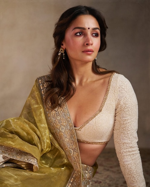 या घटनेनंतर एकदा महेश भट्ट आलियाला रणबीरच्या घरी सोडायला गेले होते. तेव्हा आलियाने रणबीरला खाली बोलावलं आणि तिथेच त्यांची पहिली भेट झाली.