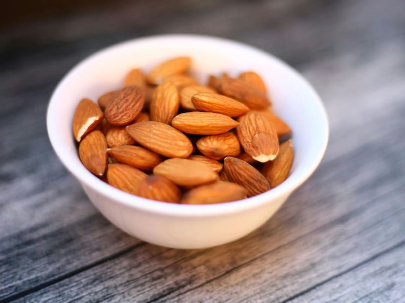 बदामात व्हिटॅमिन E, प्रोटीन, फाइबर, मॅग्नेशियम, फॉस्फरस आणि अनेक आवश्यक खनिज आणि मोनोअनसॅच्युरेटेड आमि पॉलीअनसॅच्युरेटेड चर साठा असतात. उदाहरणार्थ: त्यात असलेले “चांगले चर ” (unsaturated fats) हे खराब कोलेस्ट्रॉल (LDL) कमी करण्यात आणि हृदयासाठी लाभदायी ठरू शकतात. 