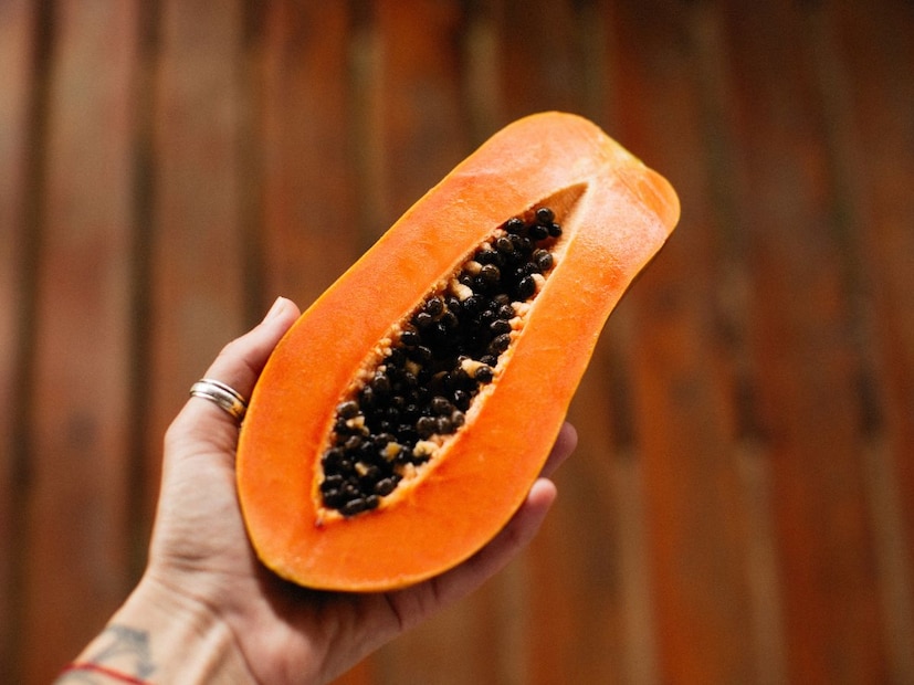 पपई आरोग्यासाठी अत्यंत उपयुक्त फळ आहे. पण प्रत्येकासाठी नाही. गर्भवती महिला, पचनाच्या समस्या असलेले किंवा विशिष्ट औषधं घेणारे लोकांनी ती खाण्यापूर्वी डॉक्टरांचा सल्ला घ्यावा. योग्य प्रमाणात आणि योग्य वेळी खाल्ल्यास पपई शरीराला शक्ती, सौंदर्य आणि आरोग्य देते; पण चुकीच्या प्रकारे घेतल्यास ती औषधाऐवजी विषही ठरू शकते.