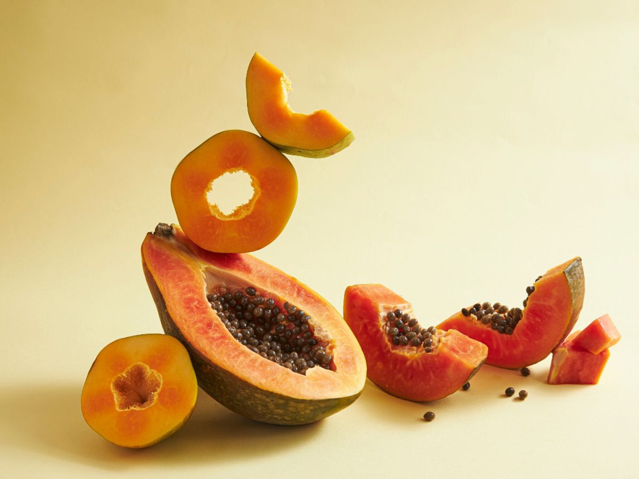 Papaya Side Effects : हेल्दी आहे म्हणून पपई खाण्याची चूक करु नका, 'या' लोकांसाठी विषापेक्षा कमी नाही हे फळ