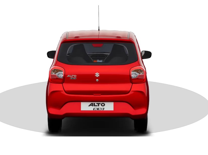 Alto k10 मध्ये  १.०-लिटर पेट्रोल इंजिन (६७ एचपी) आहे जे ई२० इंधन आहे. ही कार ५-स्पीड मॅन्युअल आणि एएमटी पर्यायांसह येते. याशिवाय, अल्टो के१० चा फॅक्टरी-फिटेड सीएनजी प्रकार देखील पूर्वीप्रमाणेच उपलब्ध राहील.