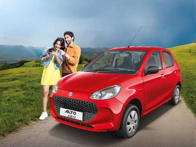 Alto k10 च्या मायलेज बद्दल बोलायचं झालं तर ही कार कुणालाच आवरणार नाही. Alto k10 ही पेट्रोल आणि सीएनजी व्हेरियंटमध्ये उपलब्ध आहे. पेट्रोल व्हेरियंटमध्ये २४.३९ किमी मायलेज देते. तर सीएनजी मॅन्युअल व्हेरियंटमध्ये तब्बल ३३.८५ किमी इतकं मायलेज देते. मारुतीची ही सर्वाधिक मायलेज देणारी कार आहे.  