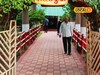 महात्मा गांधींच्या विचाराने अशीही संस्था, मोफत होतो रुग्णांवर उपचार! VIDEO