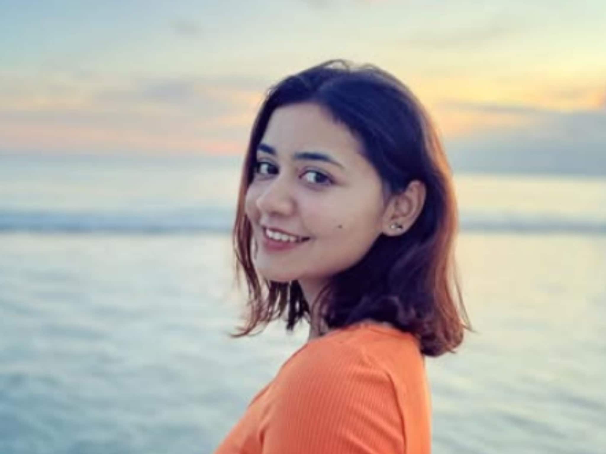 Guess Who : चेहऱ्यावर जाऊ नका, तिच्या एका इशाऱ्यावर पोलीसांची ही होते बोलती बंद, कोण आहे ही तरुणी?