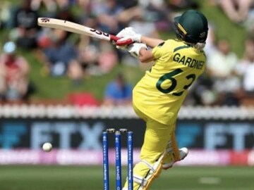 ashleigh gardner hits century