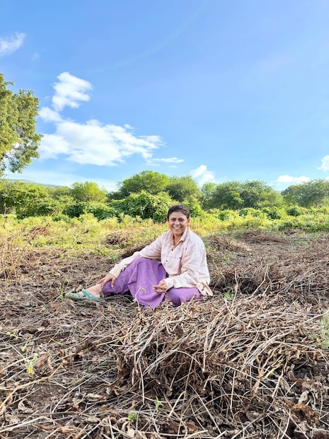 अश्विनी महांगडेची गाडी शेतीवाडी आहे. ती दरवर्षी शेतीची कामं करण्यासाठी जात असते. यंदाही ती शेतीची काम करताना दिसली. 