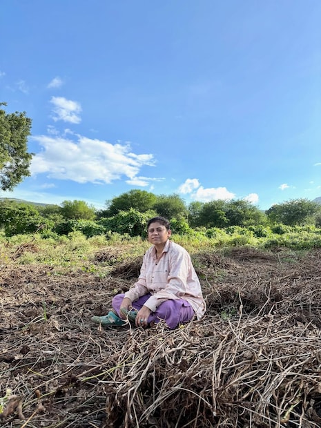 आई कुठे काय करते मालिकेतील फेमस अभिनेत्री अश्विनी महांगडे हिनं तिच्या शेतातील फोटो शेअर केलेत.  