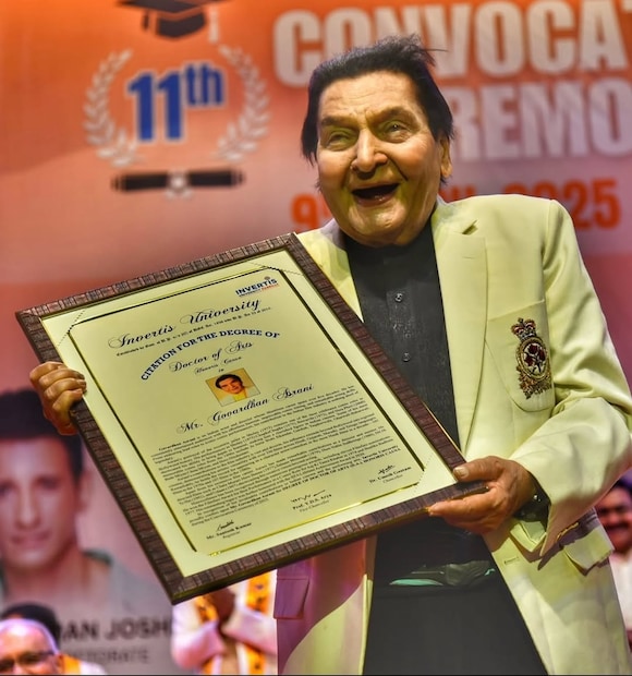वृत्तानुसार, गोवर्धन असरानी गेल्या पाच दिवसांपासून रुग्णालयात होते. त्यांची प्रकृती बऱ्याच काळापासून बिघडत होती. त्यांच्या फुफ्फुसात द्रवपदार्थ जमा झाला होता. सोमवारी संध्याकाळी जुहू येथील आरोग्य निधी रुग्णालयात त्यांचे निधन झाले. 