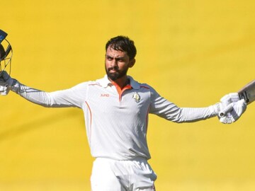 विदर्भाचा वाघ, 84 ओव्हर बॅटिंग करूनही नॉटआऊट, टीम इंडियाच्या बॉलरनीही गुडघे टेकले!