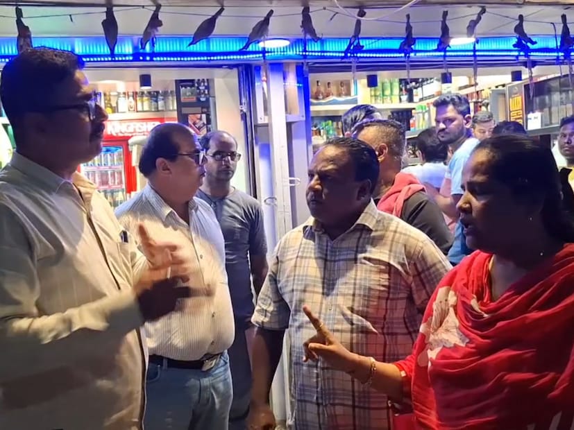  वाईन शॉपच्या बाहेर आज सायंकाळी (11 ऑक्टोबर) मनसैनिकांना जबरदस्त राडा घातला होता. वाईन शॉपच्या बाहेर अनेक तळीराम सर्रासपणे दारू पिताना दिसत आहेत. त्या रस्त्यावरून अनेक लहान मुलं, तरूण- तरूणी, महिला जात असतात, यामुळे मनसेकडून वाईन शॉप मालकाला अल्टिमेटम देत रस्त्यावर पित असणारे लोकं बंद करण्याची मागणी केली.