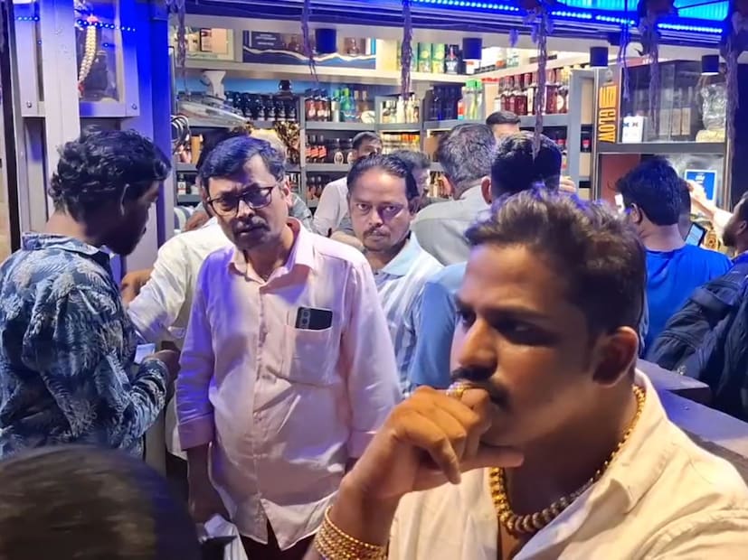  बदलापूरमध्ये एका वाईन शॉप मालकाला काही मनसैनिकांनी चांगलाच चोप दिला आहे. मराठी भाषा येत नसल्यामुळे मनसैनिकांनी त्या वाईन शॉप मालकाला व्यक्तीला चांगलाच चोप दिला आहे.
