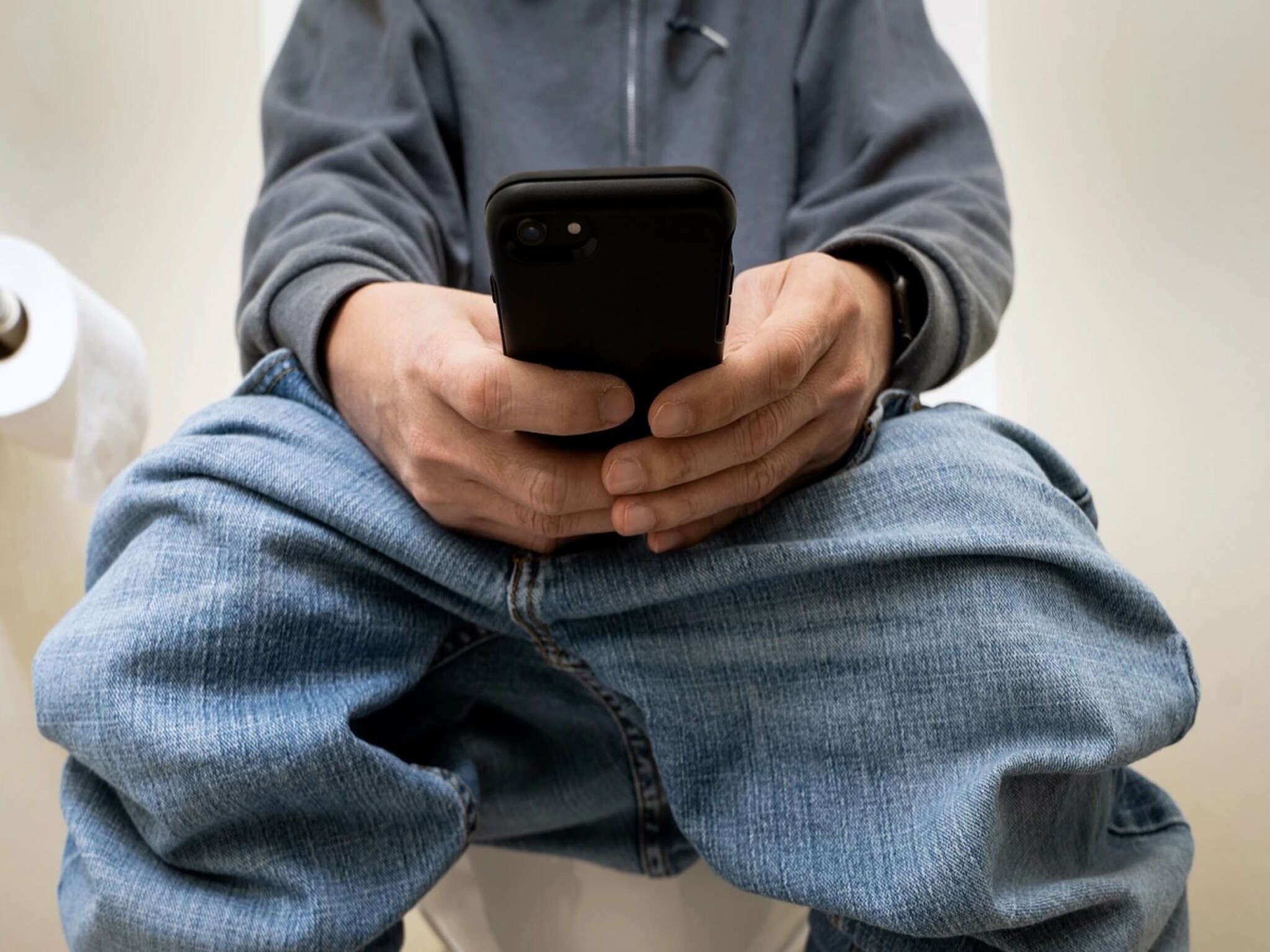 तुम्हीही टॉयलेटमध्ये फोन चालवता का? नव्या स्टडीत चकीत करणारा खुलासा, अवश्य वाचा