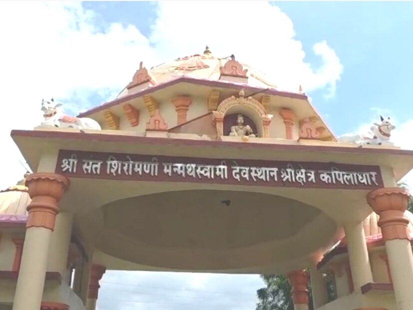 अतिवृष्टी आणि पूर परिस्थितीमुळे बीडमधील बालाघाटाच्या कुशीत वसलेल्या कपिलधारवाडीला भूस्खलनाचा मोठा धोका निर्माण झाला आहे. अनेक घरांच्या तसंच जिल्हा परिषदेच्या शाळेच्या भिंतींना तडे गेले आहेत. रस्त्यावर मोठमोठे खड्डे पडले आहेत. त्यामुळे गाव दहशतीखाली आहे तात्काळ या गावाचं सुरक्षितस्थळी पुनर्वसन करावं, अशी मागणी केली जात आहे.