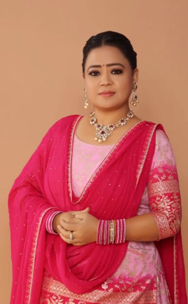  भारती सिंह कॉमेडीच्या दुनियेतील एक प्रसिद्ध नाव. तिला लोक ‘लाफ्टर क्वीन’ म्हणून ओळखतात. विनोदाचं टायमिंग, हावभाव आणि पंच लाईनसाठी ती ओळखली जाते. पण पडद्यावर सतत हसणाऱ्या भारती सिंहचं वैयक्तिक आयुष्य पात्र प्रचंड वेदनादायी होतं.