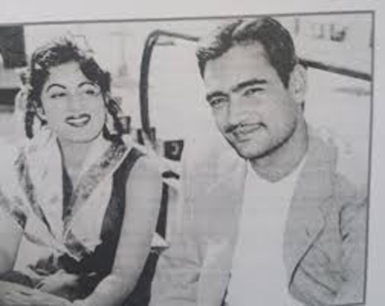  दिग्गज सिने-दिग्दर्शक महेश भट्ट यांनी अलीकडेच त्यांची पहिली पत्नी लॉरेन भट्ट आणि त्यांच्या लव्हस्टोरीबद्दल उघडपणे भाष्य केलं आहे. महेश भट्ट यांनी त्यांच्या पहिल्या पत्नीचे नाव किरण भट्ट असे ठेवले होते. किरण यांच्यापासून त्यांना पूजा आणि राहुल भट्ट ही दोन मुले झाली.