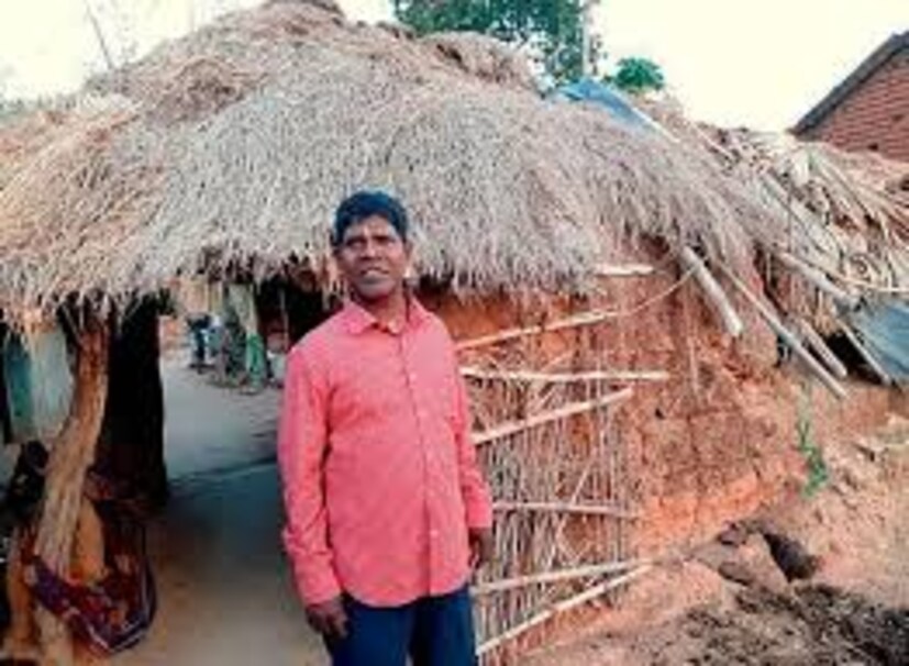  'कच्चा बादाम'ने आर्थिक फायदा झाला का याबाबत प्रामाणिकपणे बोलताना भूबन बड्याकर म्हणाले,"मुंबईत 60-70 हजार, कोलकोत्यामध्ये एक लाख मिळाले. पण आता या गाण्याचा कॉपीराइट माझ्याकडे नाही". त्यांनी सांगितले की काही लोक मोठमोठ्या वचनांसह आले, त्यांनी काही कागदांवर सह्या करून घेतल्या आणि 'कच्चा बादाम' चे हक्क स्वतःकडे घेतले. त्यामुळे या गाण्याने मला प्रसिद्धी पण दिली आणि फसवलंदेखील".