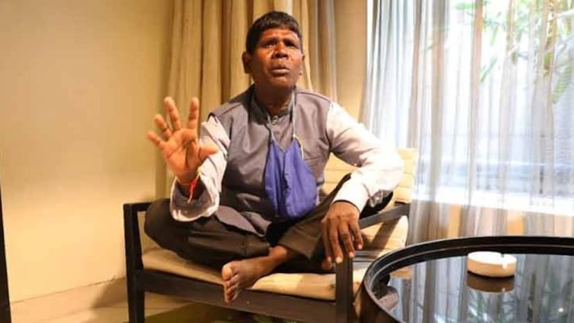 एका व्यक्तीने भूबन बड्याकर यांचं गाणं रेकॉर्ड करून सोशल मीडियावर टाकलं आणि काही दिवसांतच ते इतकं व्हायरल झालं की भुबन बड्याकर हे नाव प्रत्येकाच्या ओठांवर होतं. बंगालच्या गल्ल्यांतील झोपडीत राहणारा भूबनच्या आवाजाने बॉलिवूडलाही भूरळ पाडली. आज ते झोपडीत राहत नाहीत तर स्वत:च्या हक्काच्या घरात राहतात.