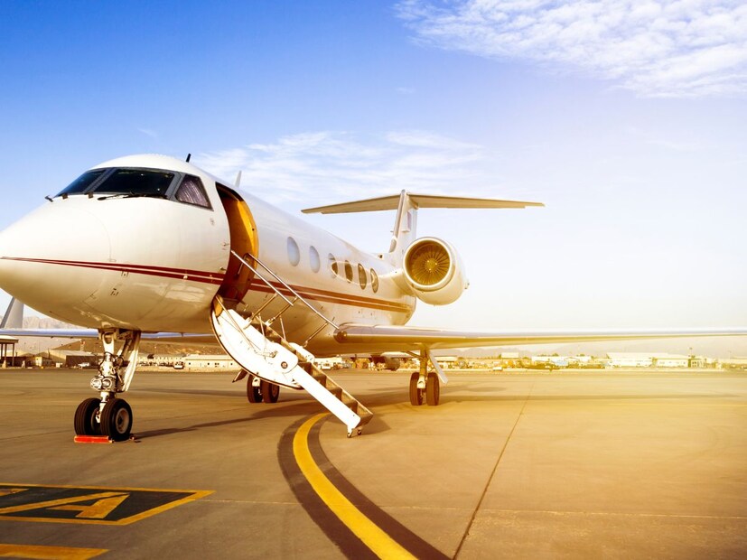 Cessna Citation किंवा Embraer Phenom 100 सारखी छोटे प्रायव्हेट जेट्स 1 तास उडण्यासाठी साधारण 300-500 गॅलन (1,135-1,900 लिटर) जेट फ्युएल वापरतात. म्हणजे एका छोट्या जेटचा तासाभराचा इंधन खर्चच डोळे विस्फारायला लावतो.