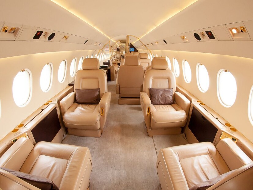 Embraer Legacy 500 सारख्या मध्यम आकाराच्या जेट्ससाठी हा आकडा 250-300 गॅलन (950-1,135 लिटर) एवढा असतो. कार-बाईकच्या टाक्यांमध्ये 40-50 लिटर पेट्रोल मावेल, आणि इथे एका तासात हजार लिटर फ्युएल जळतं.