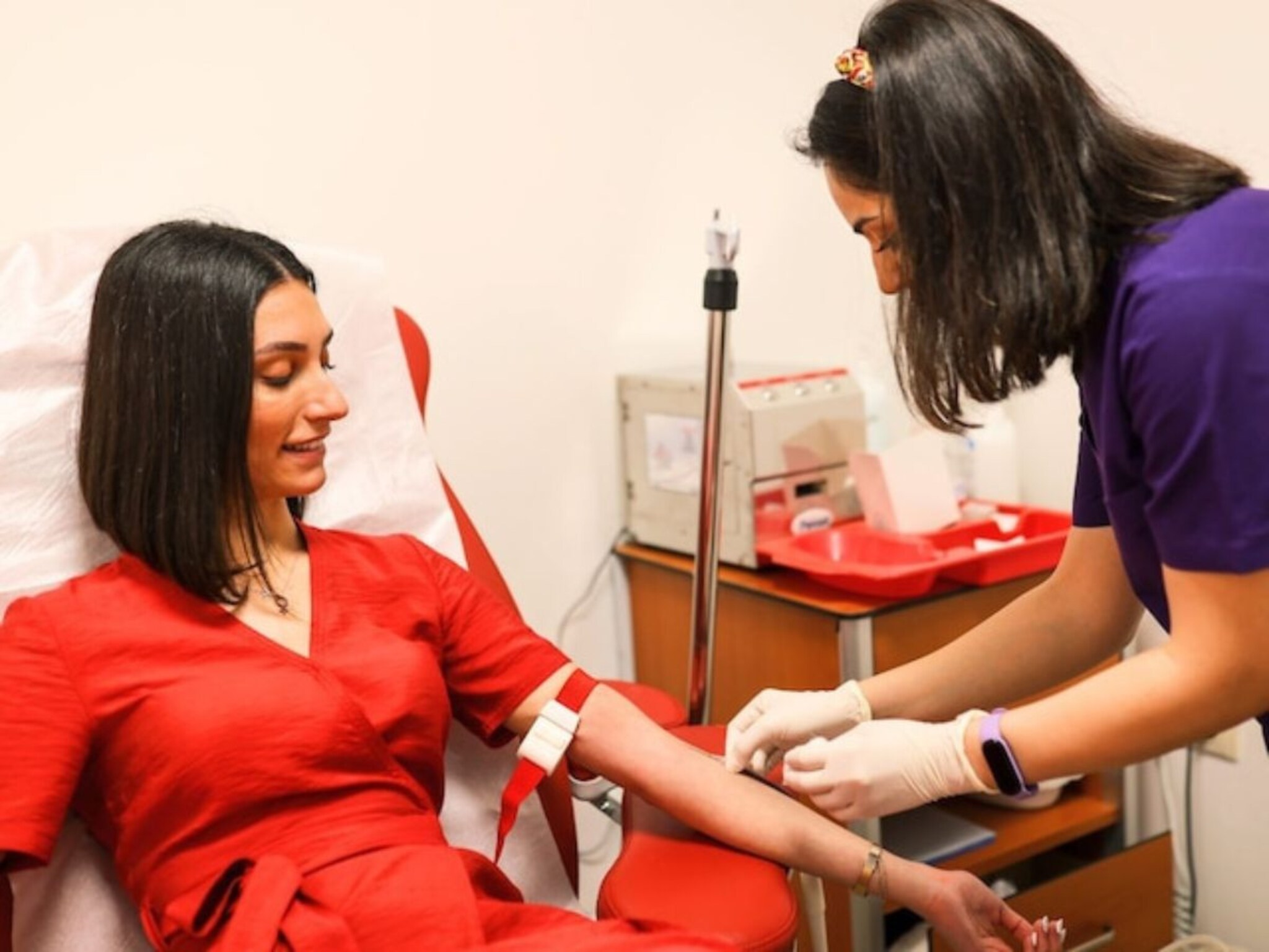 35 वर्षांच्या महिलेने केलं रक्तदान, समोर आलं आईचं सिक्रेट, पायाखालची जमीन सरकली!