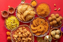 दिवाळीत गोड आणि तेलकट पदार्थ खाऊन आता कसं तरी होतंय? मग असं करा शरीराला डिटॉक्स