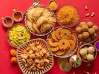 दिवाळीत गोड आणि तळकट पदार्थ खाऊन आता कसं तरी होतंय? मग असं करा शरीराला डिटॉक्स