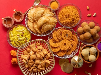 दिवाळीत गोड आणि तळकट पदार्थ खाऊन आता कसं तरी होतंय? मग असं करा शरीराला डिटॉक्स