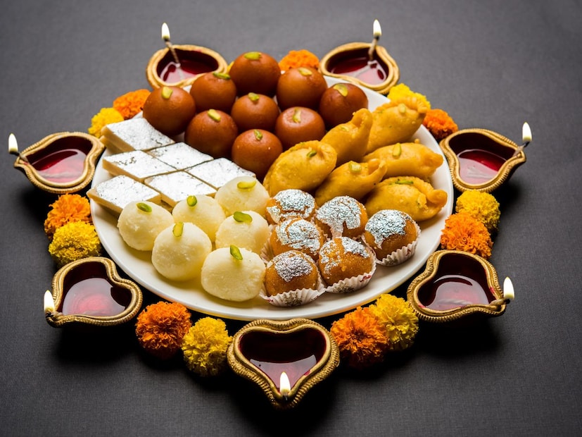 दिवाळीत बनवला जाणारा फराळ हा आपल्या सणाचा अविभाज्य भाग आहे. आजकाल बरेच लोक फराळ बाहेरून विकत घेतात, पण घरी केलेला फराळ चविष्ट लागतोच. मात्र या फराळात मैदा, बेसन, रवा, साखर, तूप, डालडा आणि तेल यांचा भरपूर वापर होतो. त्यामुळे तो जरी स्वादिष्ट असला तरी तो पोट मात्र गच्च करतो.