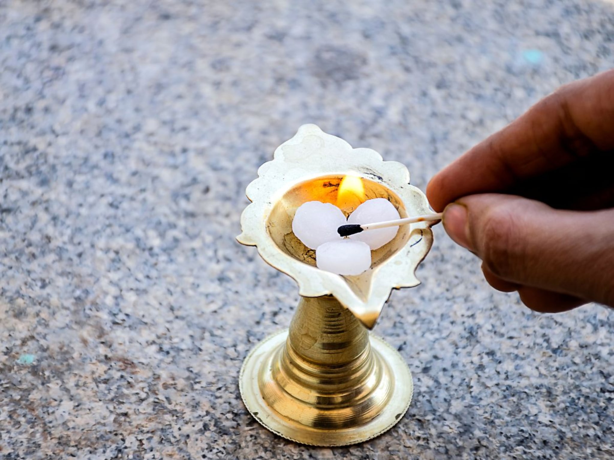 कापूर कशापासून बनतो? पुजेला वापरला जाणाऱ्या या सुगंधी पदार्थामागचं विज्ञान क्वचित कोणाला माहित असेल