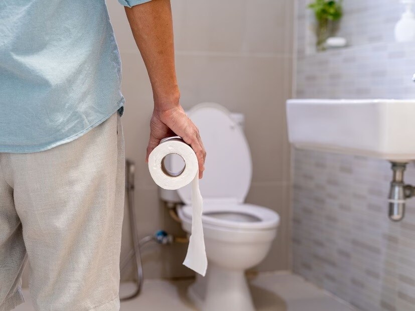 मलावाटे रक्त पडणं, महिलांमध्ये मासिक पाळीव्यतिरिक्त असामान्य रक्तस्राव होणं किंवा जखम, दुखापत झालेली नसताना रक्तस्राव होणं ही कॅन्सरची लक्षणं असू शकतात. अनियमित आणि जास्त प्रमाणात रक्तस्राव होणं किंवा मेनोपॉजनंतर रक्तस्राव होणं हे असमान्य असतं. अशा वेळी तपासणी करणं गरजेचं आहे.