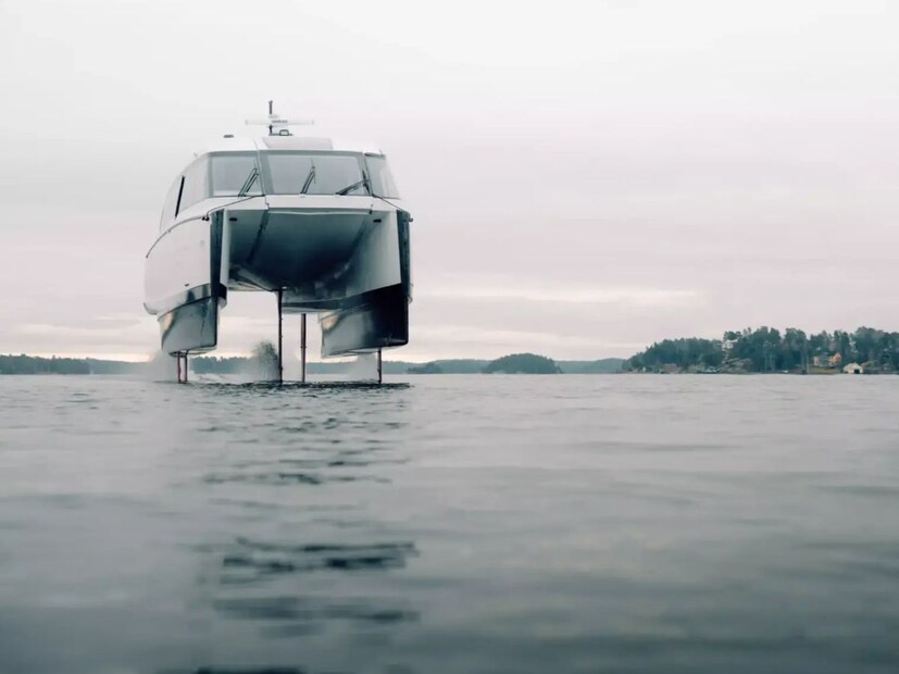 मुंबईच्या गेट वे ऑफ इंडियावर आजपर्यंत तुम्ही अलिबागला जाणाऱ्या जुन्या बोटी पाहिल्या असतील आणि प्रवासही केला असेल. पण, आता हे चित्र पालटणार आहे. इलेक्ट्रिक बोटीची आशियातील पहिली प्रवासी वाहतूक सेवा मुंबईत सुरू होणार आहे, मस्त्य व्यवसाय व बंदर विकास मंत्री नितेश राणेंनी याबद्दल घोषणा केली आहे. यासाठी Candela नावाच्या ईलेक्ट्रिक बोट आता मुंबईच्या समुद्रात उतरणार आहे.
मुंबईच्या गेट वे ऑफ इंडियावर आजपर्यंत तुम्ही अलिबागला जाणाऱ्या जुन्या बोटी पाहिल्या असतील आणि प्रवासही केला असेल. पण, आता हे चित्र पालटणार आहे. इलेक्ट्रिक बोटीची आशियातील पहिली प्रवासी वाहतूक सेवा मुंबईत सुरू होणार आहे, मस्त्य व्यवसाय व बंदर विकास मंत्री नितेश राणेंनी याबद्दल घोषणा केली आहे. यासाठी Candela नावाच्या ईलेक्ट्रिक बोट आता मुंबईच्या समुद्रात उतरणार आहे.