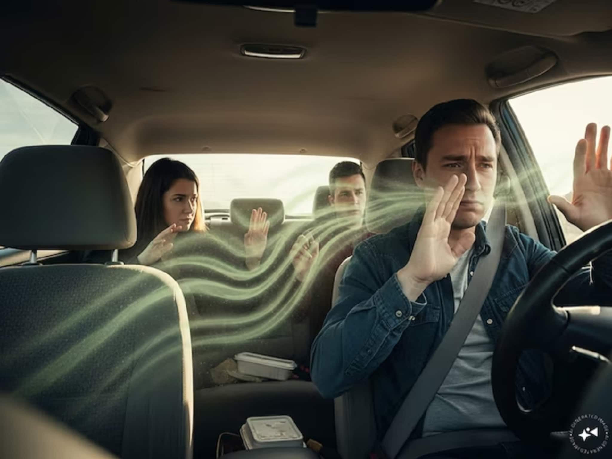 कारमध्ये बसताच दुर्गंधीमुळे त्रास होतो? या 4 ट्रिकने दूर होईल वास 