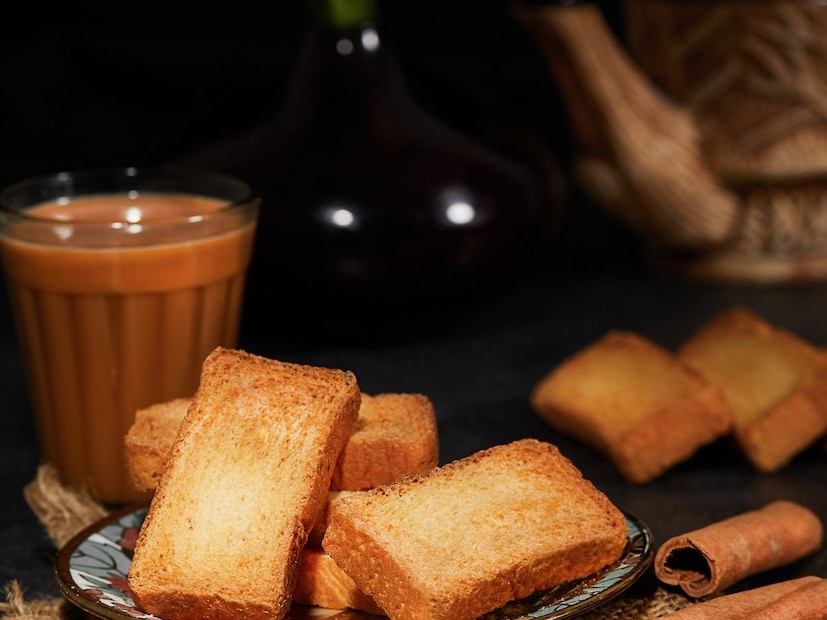 किती चहा योग्य?विज्ञान सांगतं की दिवसातून दोन वेळा पेक्षा जास्त चहा घेणं शरीरावर विपरित परिणाम करु शकतं. जास्त कॅफिनमुळे झोप कमी होते, पोटात आम्लपित्त वाढतं आणि शरीर निर्जलीकृत (dehydrated) होतं.