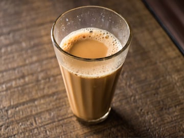 चहा बनवण्याची योग्य पद्धत कोणती? आल्याचा चहा बनवताना आधी दुध की आलं? चहा बनवण्याची योग्य पद्धत कोणती? आल्याचा चहा बनवताना आधी दुध की आलं?