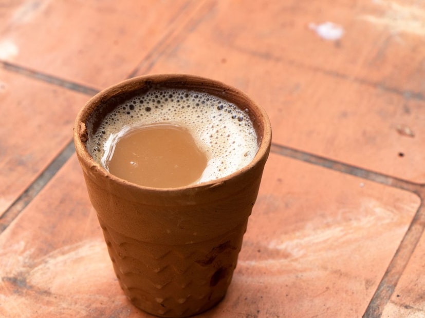 म्हणूनच चहा घेतल्यानंतर किमान अर्धा तास पाणी पिऊ नये. जर खूप तहान लागली असेल तर थोडंसचं किंवा कोमट पाणी घ्या.