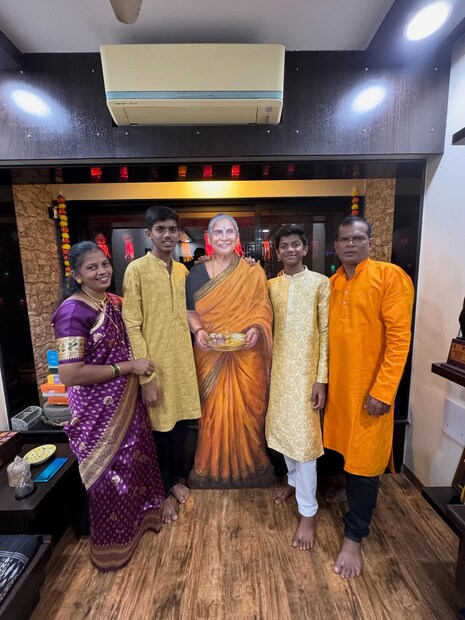 यंदाच्या दिवाळीच छाया कदमला तिची आई एका वेगळ्या रुपात भेटायला आली. छायाने आईचा बोर्ड स्टॅच्यू बनवून घरी आणला. 