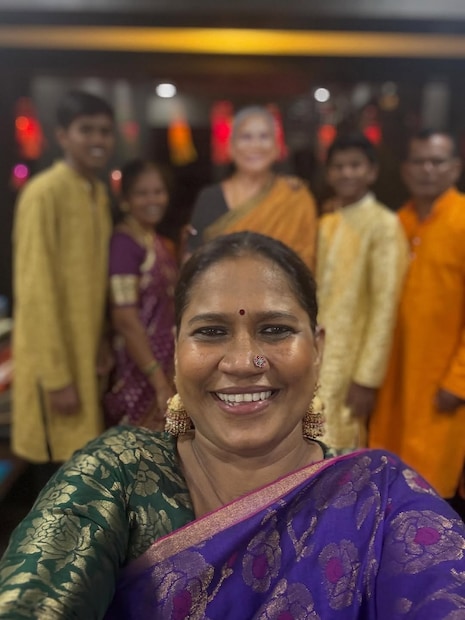 छाया कदमच्या आईचं काही वर्षांआधी निधन झालं. आईबरोबर तिचं खूप जिव्हाळ्याचं नातं होतं. अभिनेत्रीनं अनेकदा आईच्या आठवणी चाहत्यांना सांगितल्या आहेत. कान्स फेस्टिव्हलमध्ये ती आईची साडी आणि नथ घातली होती. 