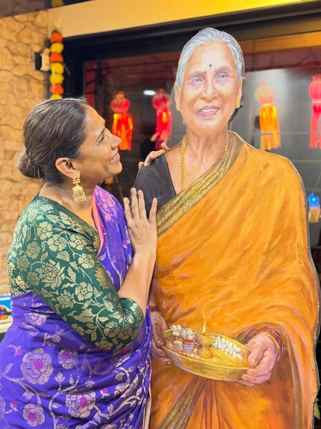  "हया वरसाची दिवाळी एकटी नाय येऊक ..तर गाव मुंबैक घेऊन इली.. आणि खूप काय माय देउन गेली… सांगतलय तुमका येक येक करून", असं म्हणत दिवाळीचे फोटो शेअर केलेत.