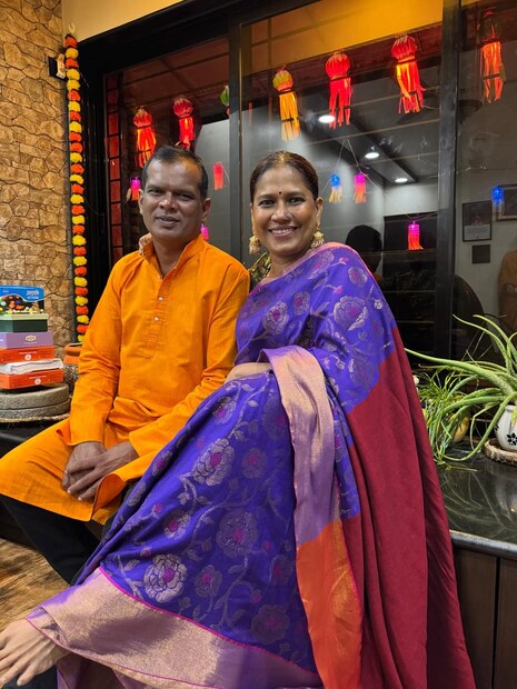 अभिनेत्री छाया कदम सोशल मीडियावर सक्रीय असते. तिच्या आयुष्यातील अनेक आनंदाचे क्षण ती फोटोतून शेअर करत असते. यंदाची दिवाळी छाया कदमसाठी खूप खास होती. तिने दिवाळीचे फोटो सोशल मीडियावर शेअर केलेत. 