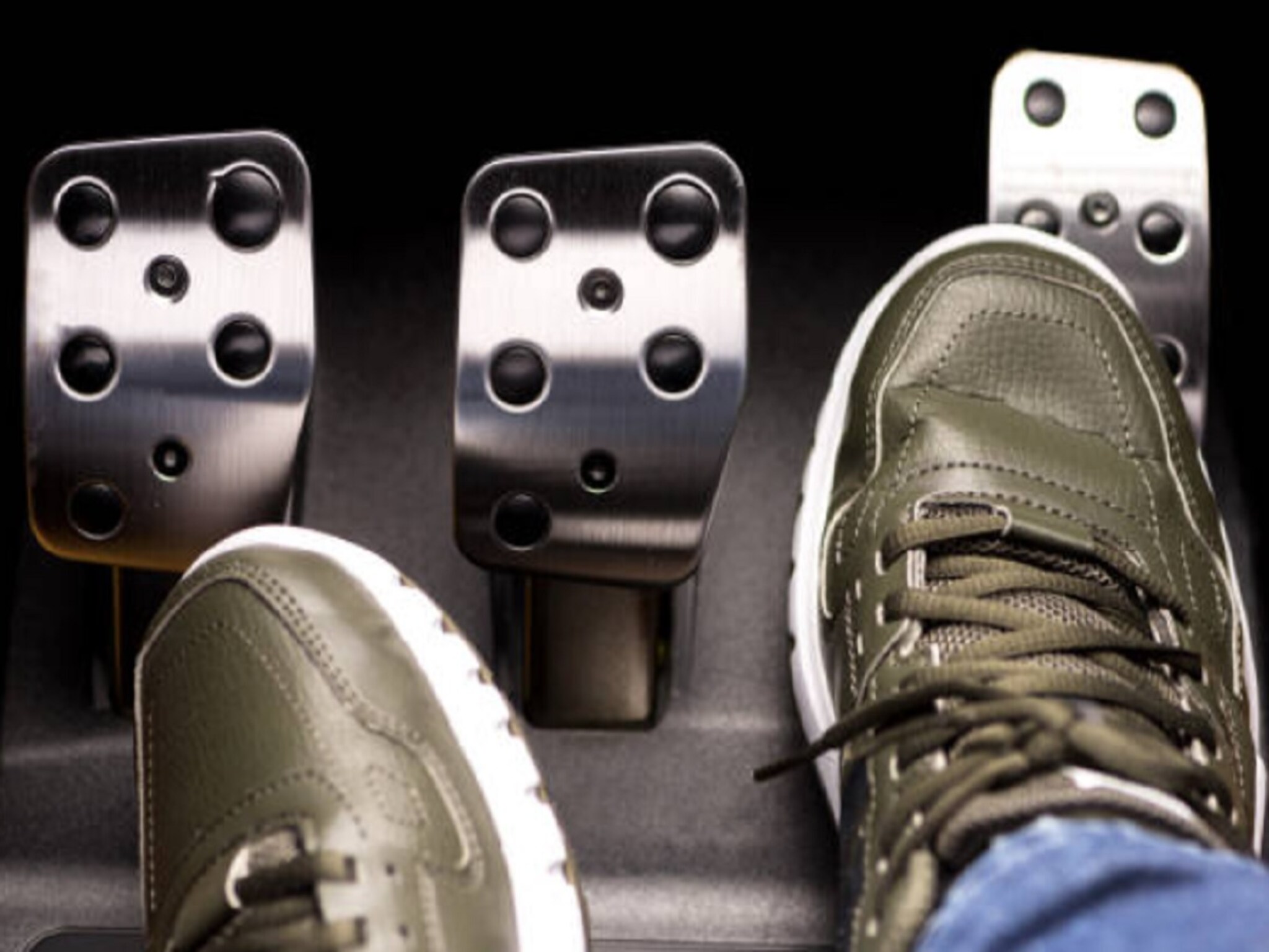 आधी क्लच दाबावा की ब्रेक? गियर बदलण्यापूर्वी 99% लोक करतात ही मोठी चूक 