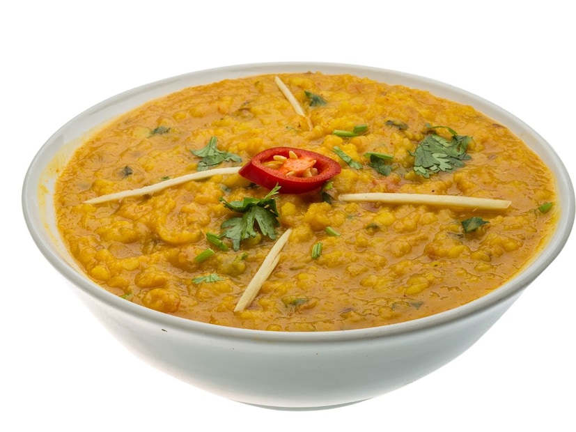 भारतीय स्वयंपाकात डाळ हा प्रत्येक घरात रोज बनणारा आणि जेवणाचा अविभाज्य भाग आहे. डाळ ही प्रथिनं आणि पोषणाने भरलेली असल्याने ती रोजच्या आहारात आवश्यक मानली जाते. आजकाल व्यस्त दिनक्रमामुळे बहुतेकजण डाळ शिजवण्यासाठी प्रेशर कुकरचा वापर करतात. काही शिट्ट्यांमध्येच डाळ पटकन तयार होते.
