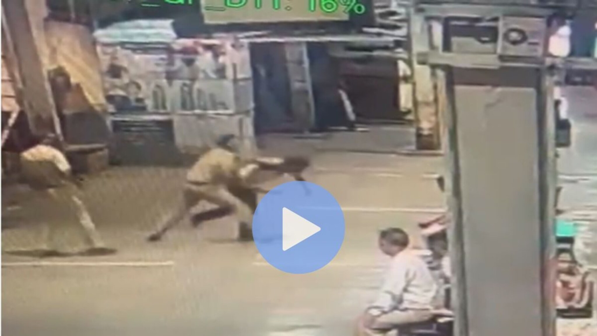 दादर रेल्वे स्टेशनवर प्रवाशाचा स्वत:वर चाकू हल्ला, घटना CCTV कॅमेऱ्यात कैद