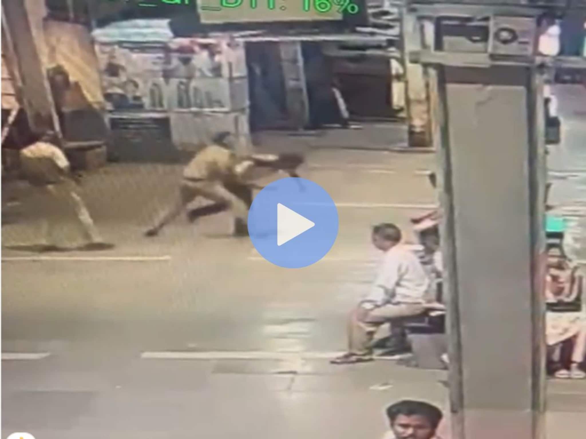 दादर रेल्वे स्टेशनवर प्रवाशाचा स्वत:वर चाकू हल्ला, घटना CCTV कॅमेऱ्यात कैद