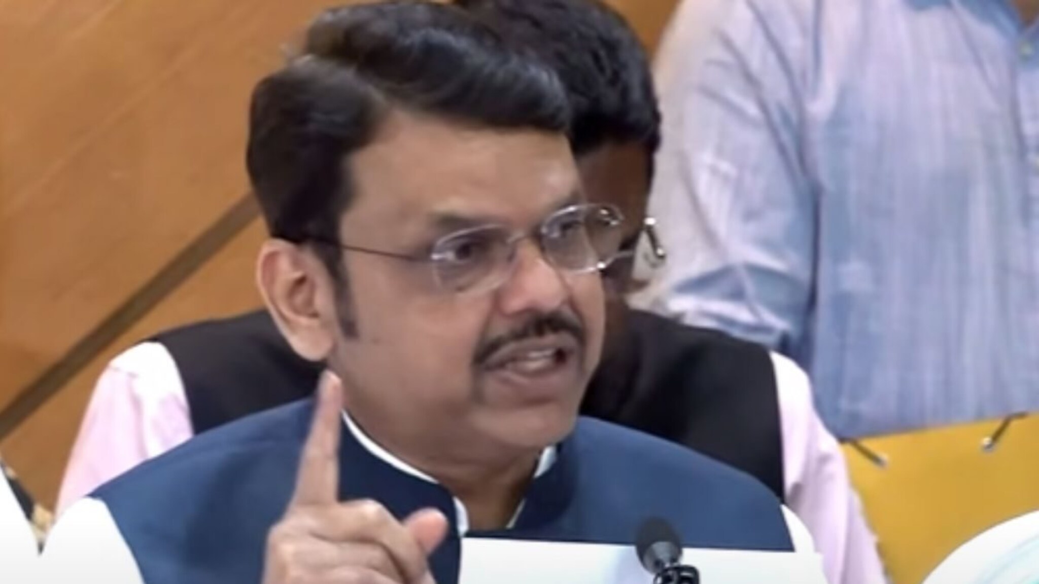 शेतकरी कर्जमाफीविषयी चर्चा सुरू असताना फडणवीसांनी एका वाक्यात विषय संपवला, म्हणाले, आज...