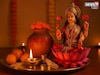 लक्ष्मीपूजनाच्या मुहूर्तावर नक्की घाला 'या' खास रंगाचे कपडे, देवी होईल प्रसन्न